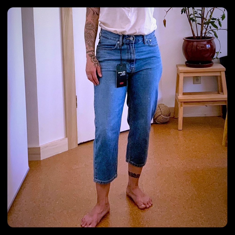 nwt levi’s mom jeans, super cropped, size 28